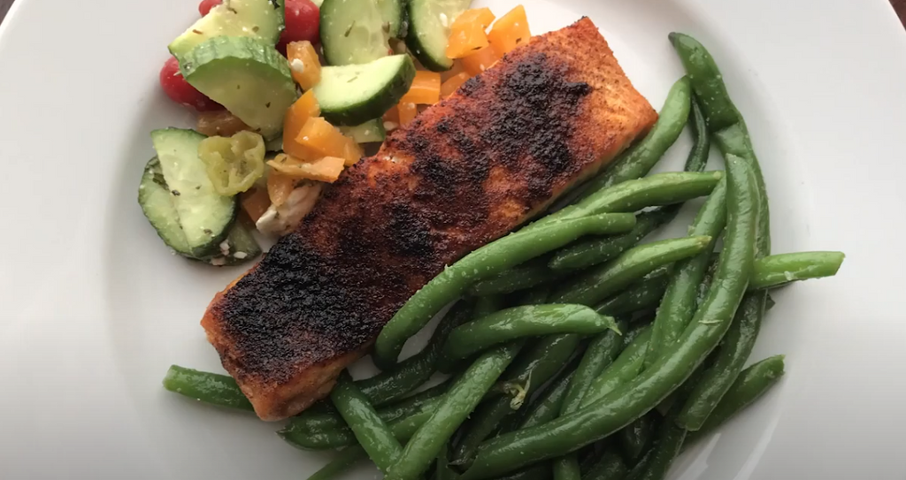 Meal Prep: Chili Rub Salmon & Garlicky Green Beans & Greek Salad